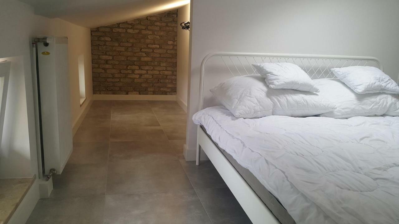 4 Apartment *